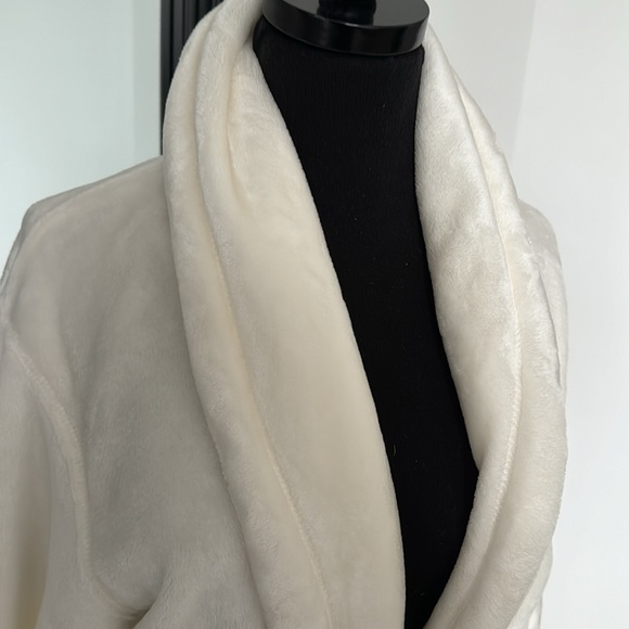 DKNY white furry robe euc size small - Picture 2 of 4
